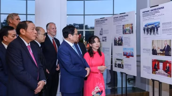 Thủ tướng Phạm Minh Chính tham quan triển lãm ảnh về quan hệ Việt Nam-Hoa Kỳ và đất nước, con người Việt Nam tại buổi lễ.