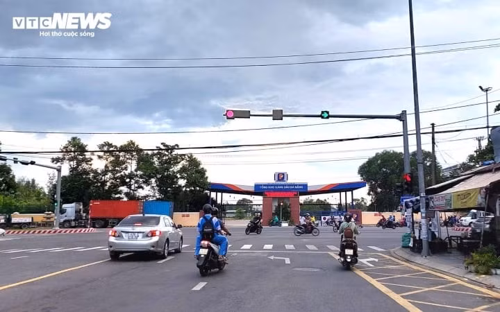 Người điều khiển phương tiện giao thông được phép rẽ phải trong trường hợp có đèn báo hiệu hình mũi tên màu xanh, vạch mắt võng.