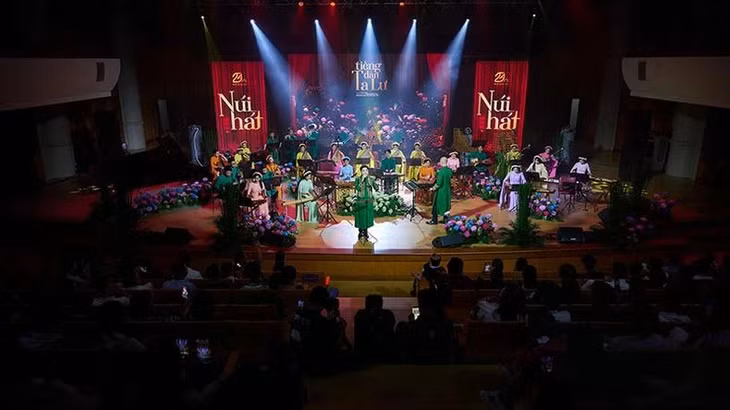 Tùng Anh trình bày một số ca khúc trong album.