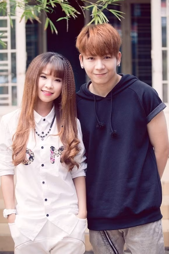Nữ ca sĩ quê Đồng Nai vướng tin đồn tình cảm với Kelvin Khánh (cựu thành viên La Thăng) sau khi hợp tác chung trong MV Gửi cho anh (2013). Hơn đàn em tới 4 tuổi nhưng Khởi My không quá cách biệt khi đứng chung. Nữ ca sĩ được nhận xét trẻ hơn so với tuổi thật, luôn giữ năng lượng tích cực và không thừa nhận mối quan hệ với Kelvin Khánh. Dẫu vậy, cặp sao vẫn thường xuất hiện cùng nhau trên các chương trình, game show giải trí…