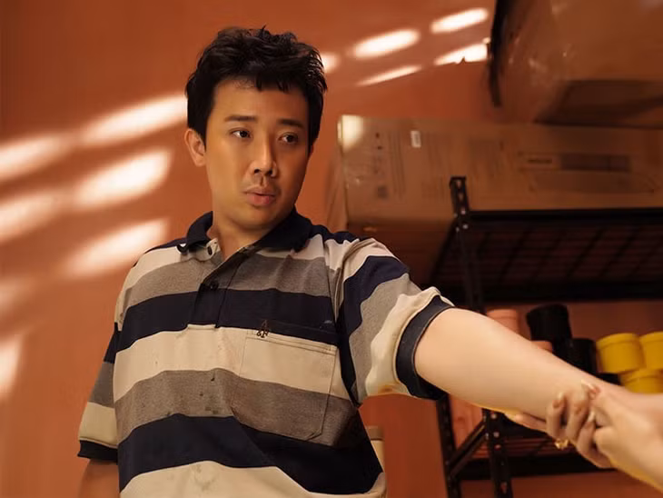 Ở “Bố già“, “Nhà bà Nữ“, Trấn Thành đã bán vé bằng thương hiệu, sức hút của một ngôi sao showbiz. Ảnh: Đoàn phim cung cấp