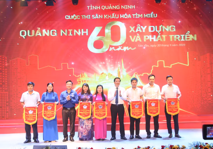 Ban Tổ chức trao cờ lưu niệm cho các đội thi tham gia cuộc thi.