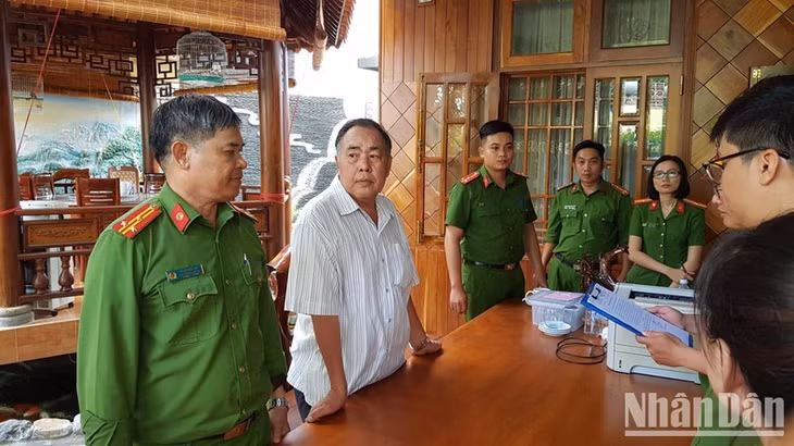 Lực lượng chức năng thực hiện lệnh khám xét chỗ ở ông Đỗ Duy Vinh, nguyên Giám đốc Sở Tài Chính tỉnh Phú Yên.