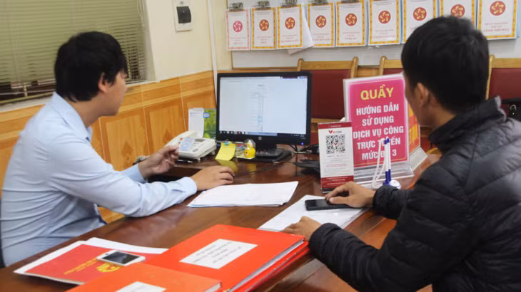 Cán bộ Trung tâm Hành chính công huyện Tiên Yên hướng dẫn người dân thực hiện nộp TTHC trên môi trường mạng.