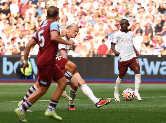 Haaland (áo trắng, trái) trong pha làm bàn ấn định tỷ số 3-1 cho Man City trên sân London của West Ham ngày 16/9. Ảnh: Reuters