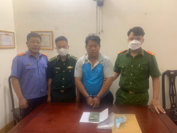 Đối tượng cùng tang vật tại cơ quan điều tra.