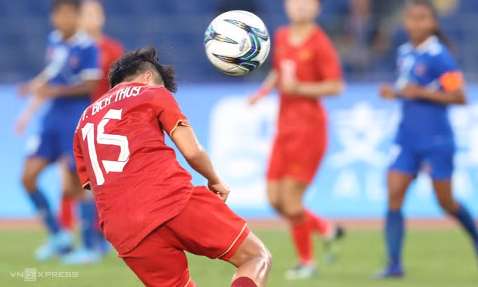 Nguyễn Thị Bích Thùy đánh đầu lái bóng về góc xa ấn định tỷ số 2-0 cho Việt Nam.