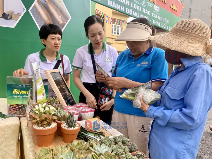 Người dân mang pin cũ đổi sang hạt giống, phân bón hoặc cây xanh.