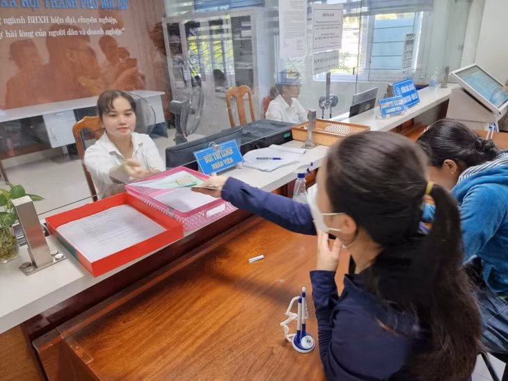 Lao động đến làm thủ tục rút BHXH một lần tại BHXH Hội An, Quảng Nam.