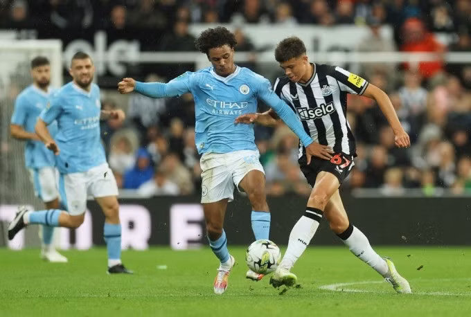 Man City (xanh) tan giấc mộng ăn bốn mùa này. Ảnh: PA