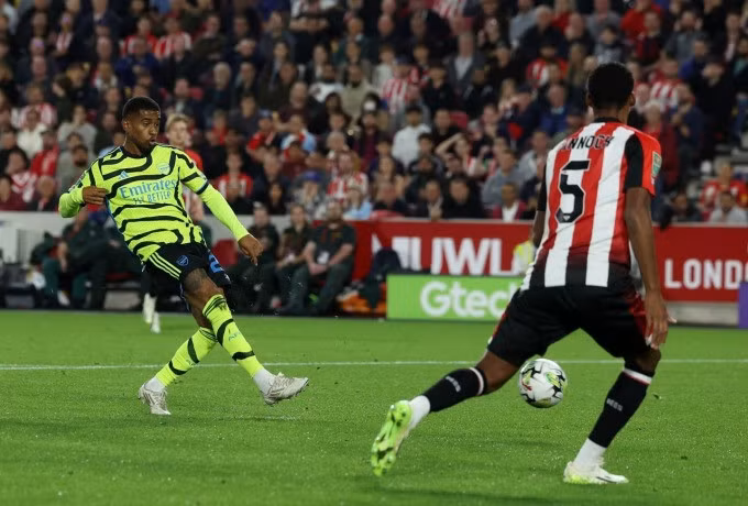 Nelson trong pha làm bàn giúp Arsenal hạ chủ nhà Brentford. Ảnh: REX