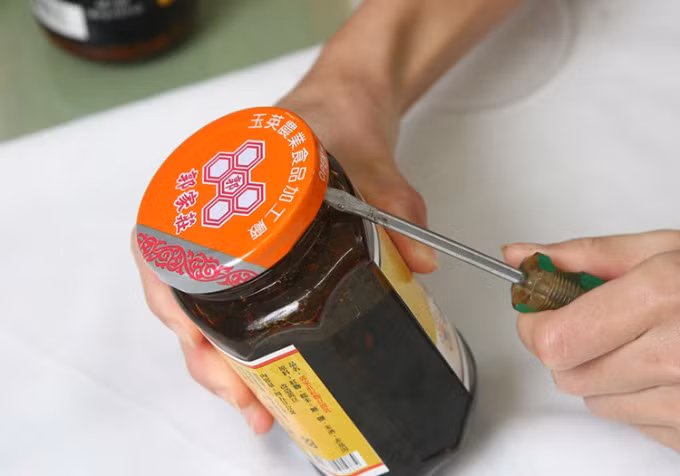 7 cách mở nắp chai bị vặn quá chặt ảnh 3 7 cách mở nắp chai bị vặn quá chặt ảnh 3
