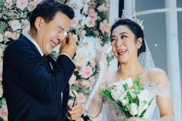 Hà Thanh Xuân và doanh nhân Thắng Ngô trong lễ cưới. Ảnh: Nhân vật cung cấp