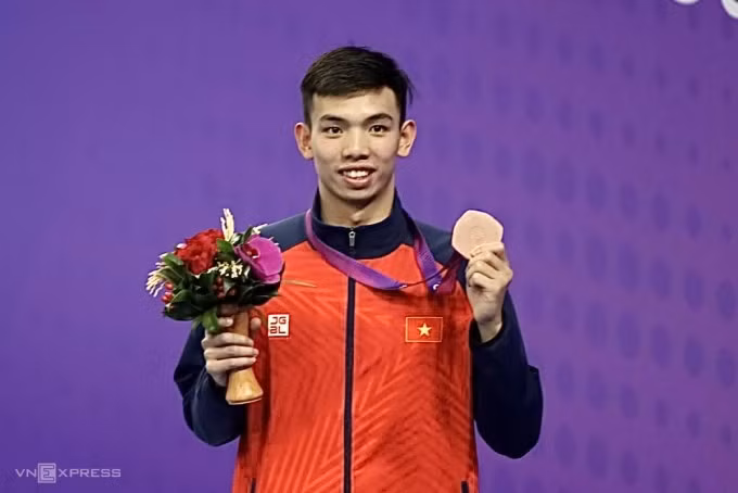 Kình ngư Nguyễn Huy Hoàng khoe tấm HC đồng 400m tự do nam Asiad 19.