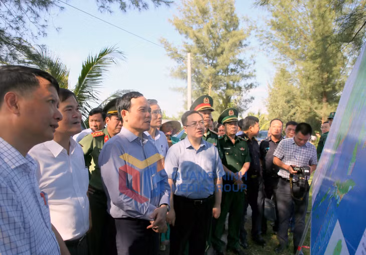 Phó Thủ tướng Chính phủ Trần Lưu Quang kiểm tra thực địa, nghe thông tin nhanh và cho ý kiến về một số đề xuất, kiến nghị của tỉnh Quảng Ninh đối với dự án đường dẫn và cầu Bắc Luân 3 (9-2023). Ảnh: Minh Hà