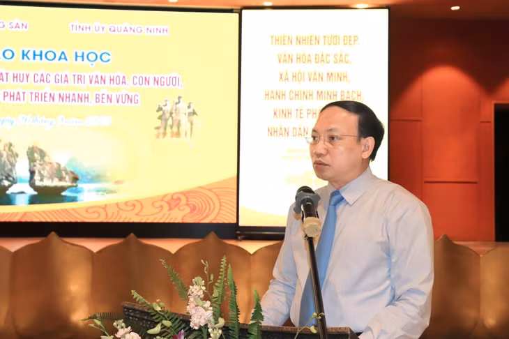 Đồng chí Nguyễn Xuân Ký, Ủy viên Trung ương Đảng, Bí thư Tỉnh ủy, Chủ tịch HĐND tỉnh, báo cáo trung tâm tại hội thảo.