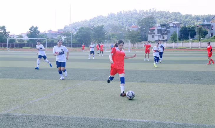 Các vận động viên tranh tài sôi nổi ở môn thi bóng đá của Ngày hội.