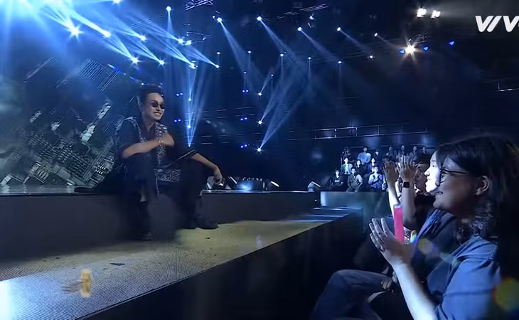 Hà An Huy có vẻ mới chỉ vận dụng một phần công lực trên sân khấu Vietnam Idol đến lúc này.