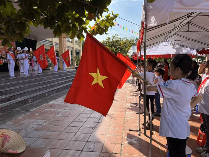 Các em học sinh cử hành nghi lễ chào cờ, chính thức bước vào năm học mới 2023-2024. Ảnh: Hằng Ngần.