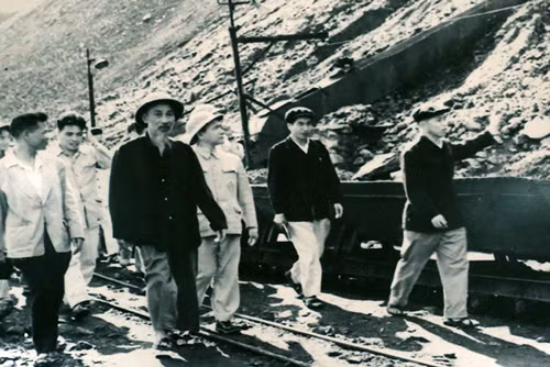Chủ tịch Hồ Chí Minh thăm mỏ than Đèo Nai, ngày 30/3/1959. Ảnh tư liệu