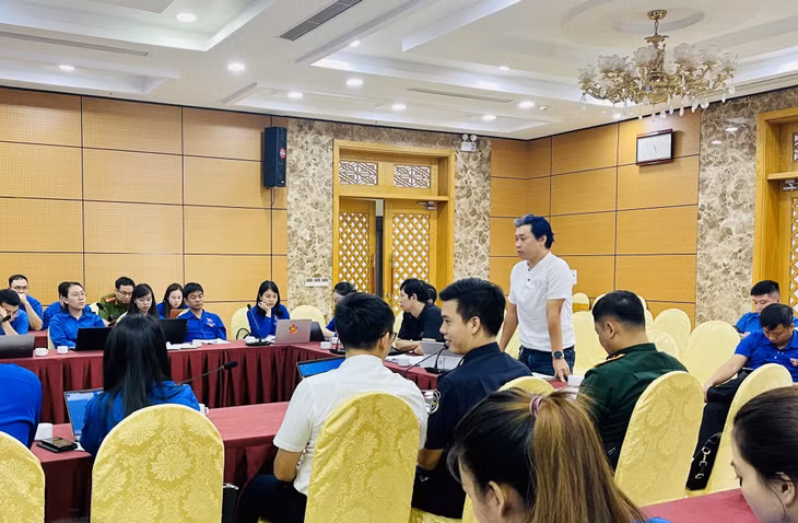 Đại diện CLB Guitar Quảng Ninh tham luận về việc đưa mô hình âm nhạc Du ca nhân rộng ra các địa phương.