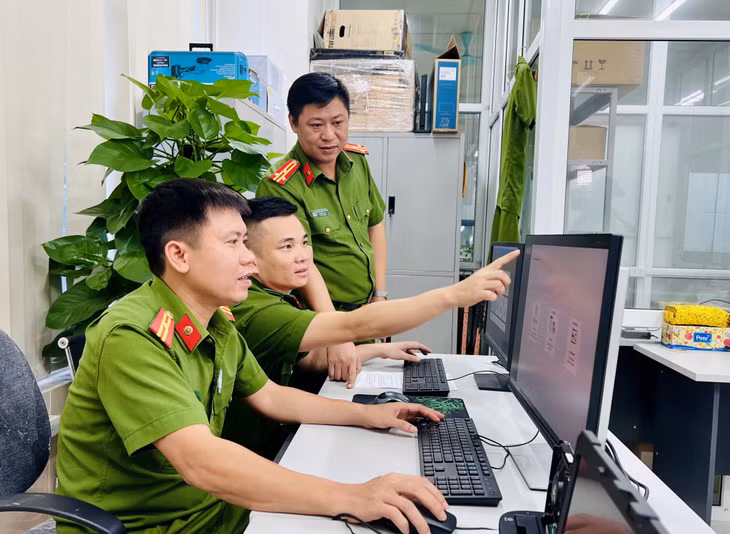 Lãnh đạo phòng Kỹ thuật hình sự (Công an tỉnh) chỉ đạo thực hiện công tác chuyên môn.