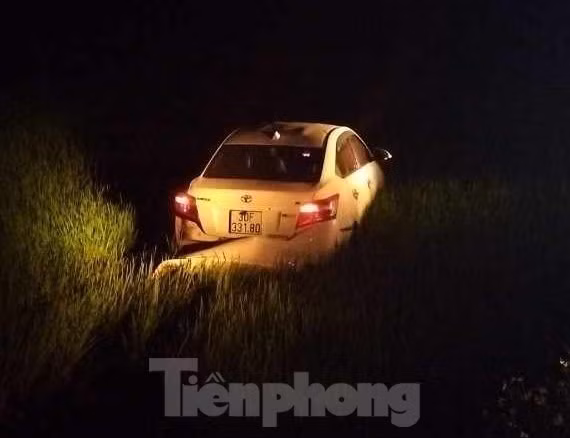 Sau khi va chạm liên hoàn với 2 xe mô tô, xe ô tô bị lao xuống ruộng, dừng lại. Ảnh: Duy Chiến