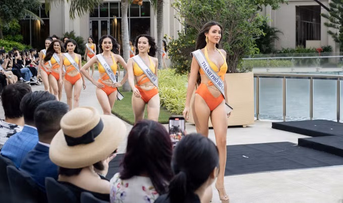 18 thí sinh diện hai bộ sưu tập trong phần thi "Người đẹp biển", chiều 23/9 ở Bà Rịa - Vũng Tàu. Ban giám khảo chọn ra top 5 gồm: Hương Ly, Bùi Quỳnh Hoa, Lydie Vũ, Hồng Đăng, Phạm Anh Thư. Người chiến thắng sẽ được công bố trong chung kết, diễn ra ngày 29/9 ở TP HCM.