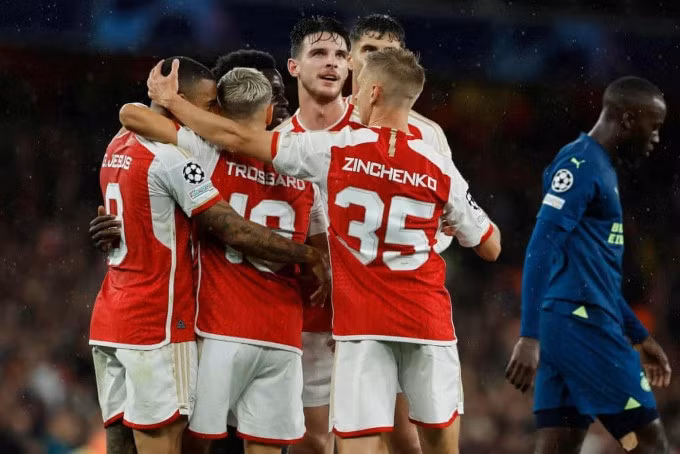 Cầu thủ Arsenal chia vui với Trossard sau khi cầu thủ Bỉ nâng tỷ số lên 2-0 trong trận hạ PSV 4-0 ở lượt đầu bảng B Champions League trên sân Emirates ngày 20/9. Ảnh: Guardian