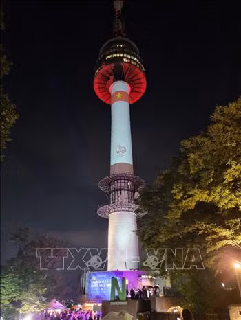 Toàn cảnh quốc kỳ Việt Nam được trình chiếu trên tháp Namsan. Ảnh: Đức Thắng/TTXVN