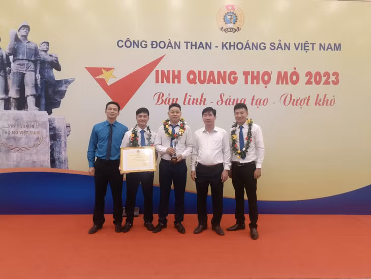 Năm 2023, Trần Danh Quân (đứng giữa ảnh) được vinh danh điển hình công nhân tiên tiến tiêu biểu trong chương trình Vinh quang thợ mỏ.