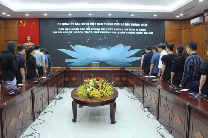 Cán bộ, nhân viên Ủy ban MTTQ Việt Nam TP Hà Nội tham gia lễ tưởng niệm. (Ảnh: Hanoimoi).