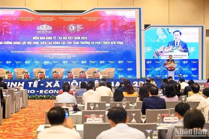 Chủ tịch Quốc hội cho biết, bên cạnh củng cố, làm mới các động lực tăng trưởng hiện hữu, Diễn đàn cũng nhấn mạnh phải phát hiện, khai thác hiệu quả những động lực tăng trưởng mới. (Ảnh: DUY LINH)