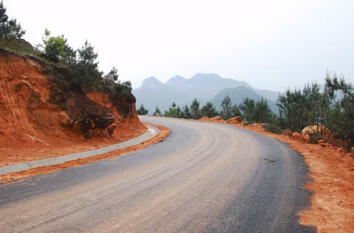 Tuyến đường liên xã Húc Động - Đồng Văn, Cao Ba Lanh kết nối đến QL18C đã hoàn thành 79% giá trị hợp đồng xây lắp. Ảnh: Nguyễn Dung