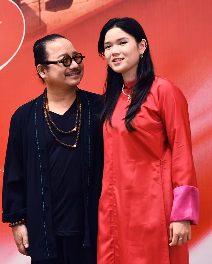 Nghệ sĩ Trần Mạnh Tuấn chụp ảnh kỷ niệm cùng con.