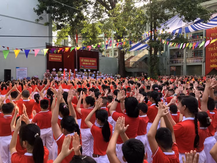 Không khí khai giảng rộn rã tại trường Tiểu học Hạ Long (TP Hạ Long). 