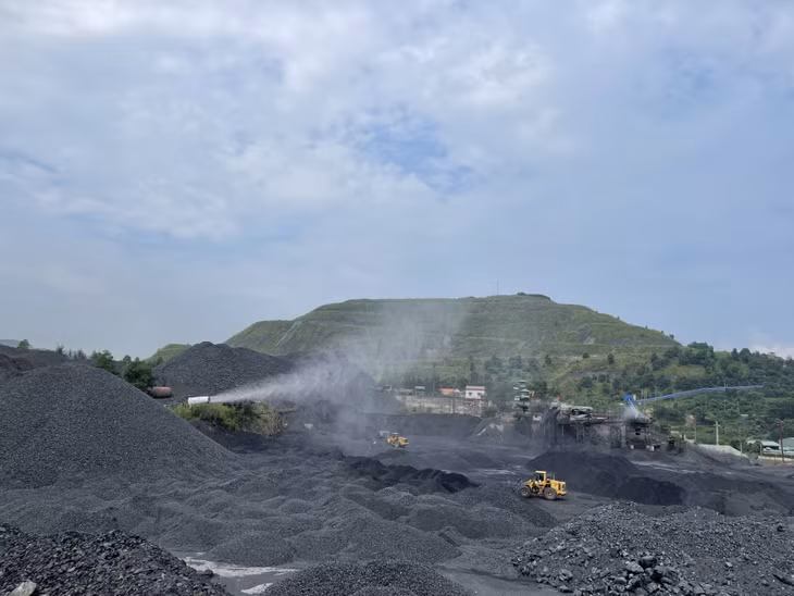 Hệ thống phun sương dập bụi tại bãi tập kết than của Công ty CP Than Cao Sơn. Ảnh: Phạm Tăng