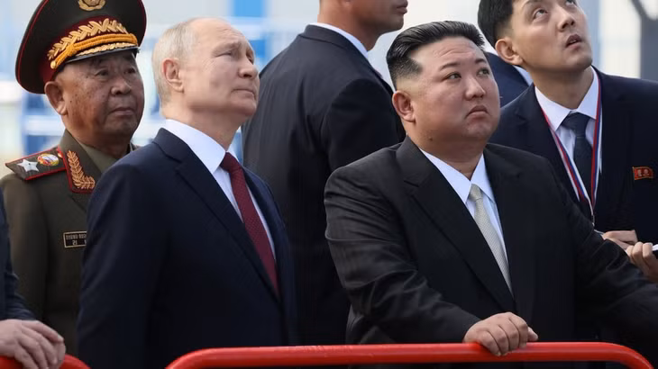 Tổng thống Nga Vladimir Putin và nhà lãnh đạo Triều Tiên Kim Jong-un thăm sân bay vũ trụ Vostochny ở vùng Amur, Nga. Ảnh: Sputnik