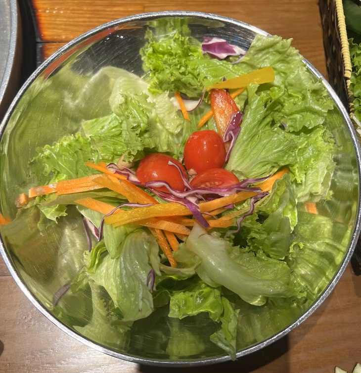 Các món salad là một trong những thực phẩm giúp cơ thể mau hồi phục từ bệnh cúm. Ảnh: Kiều Vũ