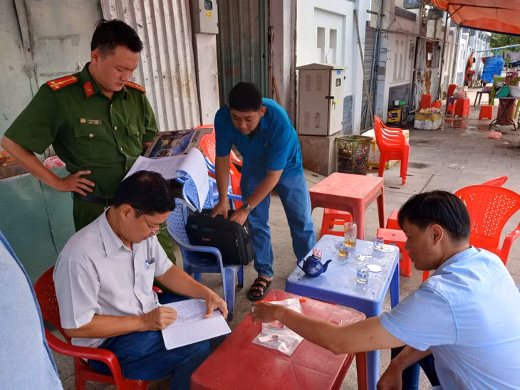 Cơ quan Công an tiến hành công tác khám nghiệm, điều tra vụ việc.