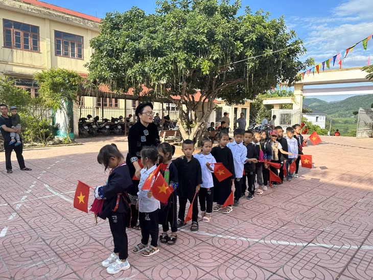 Các em học sinh lớp 1 Trường Tiểu học Vô Ngại (huyện Bình Liêu) trong những bộ quần áo dân tộc rực rỡ sắc màu chuẩn bị cho lễ khai giảng. Ảnh: Cao Quỳnh.