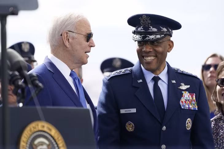 Tổng thống Mỹ Joe Biden nói chuyện với Tham mưu trưởng Không quân Tướng C.Q. Brown. Ảnh: AP