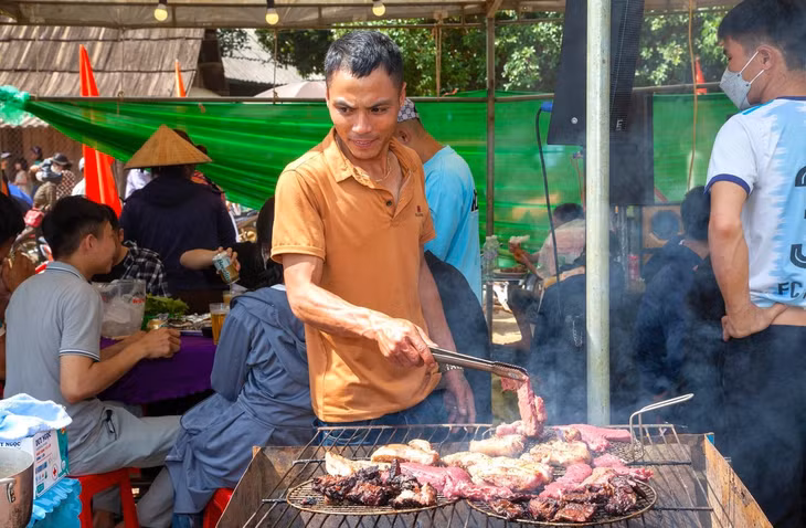 Đến với chợ phiên người Mông, du khách còn được thưởng thức nhiều món ăn đặc sản của người dân bản địa mà không nơi nào có được.