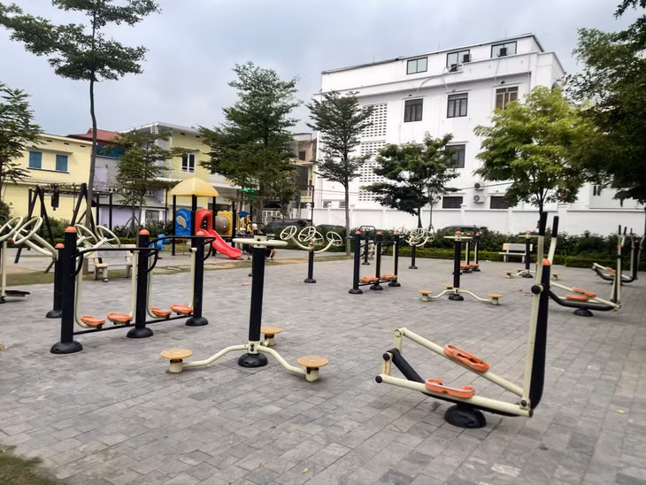 Dụng cụ tập luyện thể thao tại Khu công viên cây xanh phường Cẩm Thành. Ảnh: Thu Trang