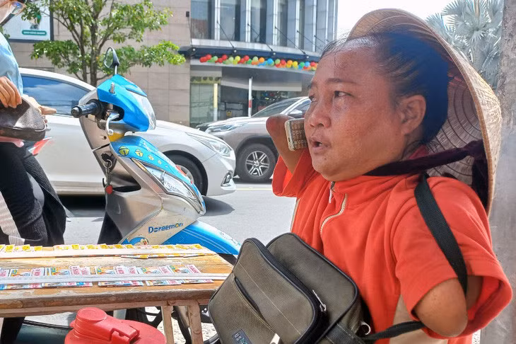 Bà Thuận khai báo bị người khách nam lừa tráo 840 tờ - Ảnh: A LỘC