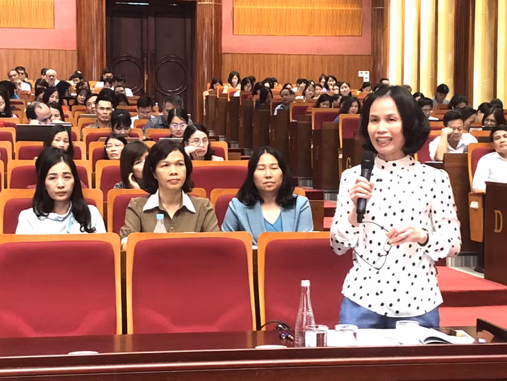Đại biểu Trần Thị Hồng Thu, Phó Trưởng phòng Giáo dục và đào tạo TP Uông Bí tham gia đóng góp ý kiến tại hội nghị.