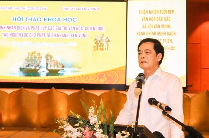 TS. Nhị Lê, Nguyên Phó Tổng Biên tập Tạp chí Cộng sản tham luận tại hội thảo.
