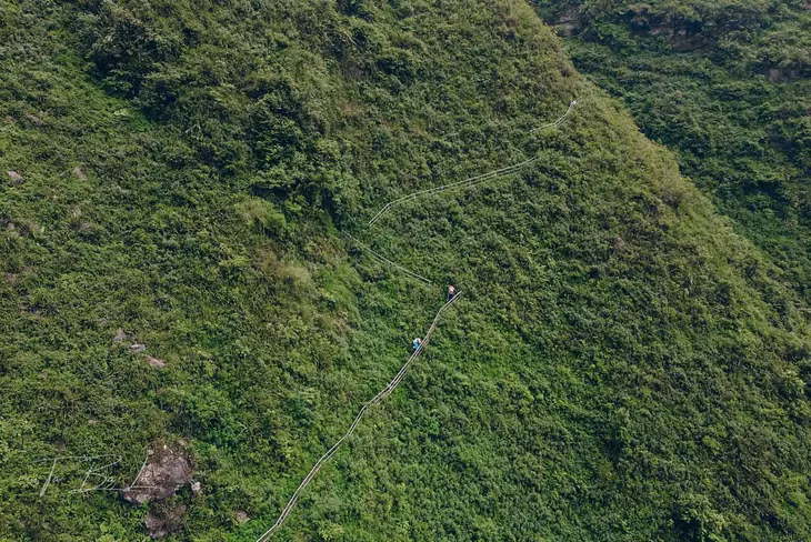 Cung đường hiking uốn lượn theo sườn núi, đi qua những trảng cỏ mướt xanh. Ảnh: Ta Ba Lô