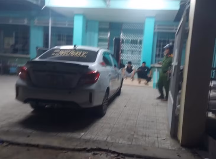 Một phương tiện khác bị dính đinh bỏ chạy khi có phương tiện khác đuổi theo mình.