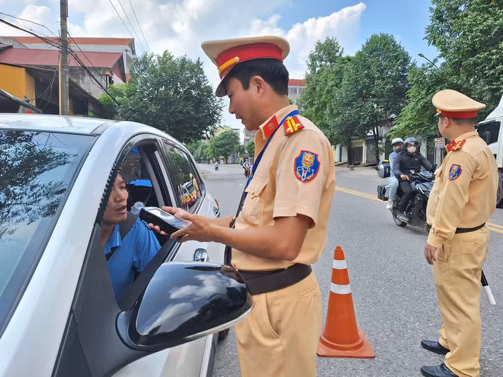 Tổ công tác Phòng CSGT Công an tỉnh Thái Nguyên kiểm tra nồng độ cồn trên QL3, đoạn quan TP Thái Nguyên.